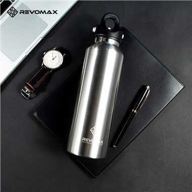 How does the vacuum insulation in a cold water thermos work?